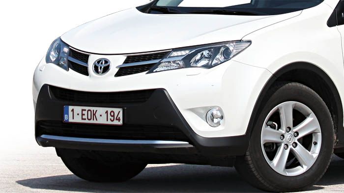 Το Toyota RAV4 έχει, εκτός από αυξημένες διαστάσεις, εμφάνιση που σε κάνει να γυρίσεις το κεφάλι για να το κοιτάξεις. 